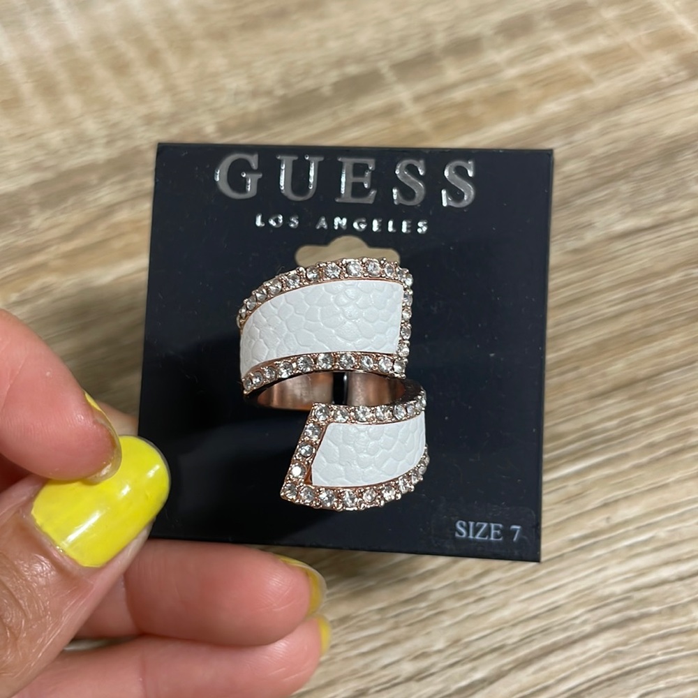 Guess ring